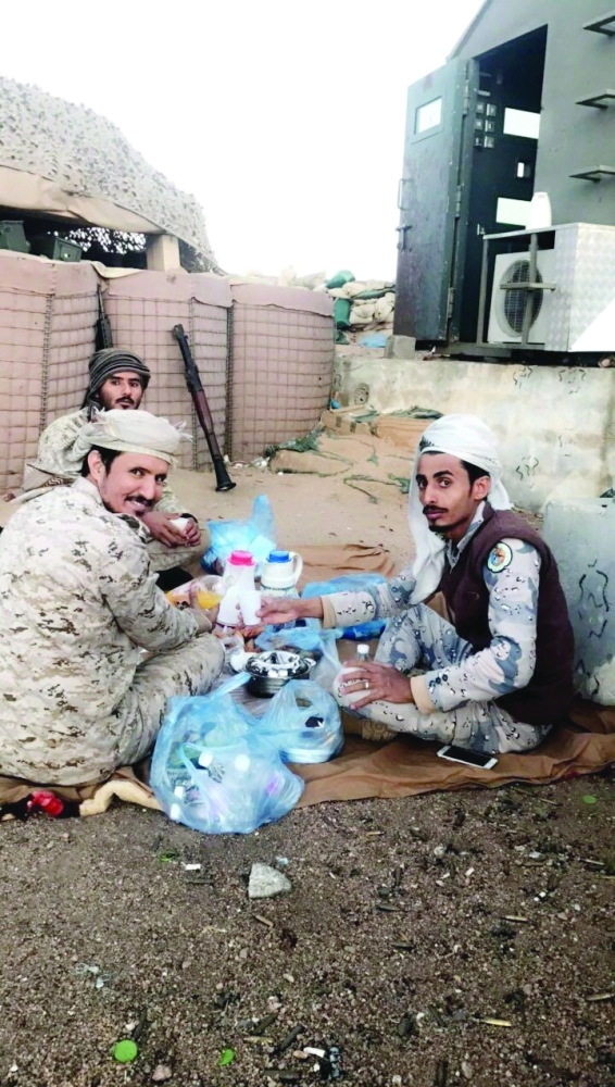 جنود يهمون بتناول طعام الإفطار