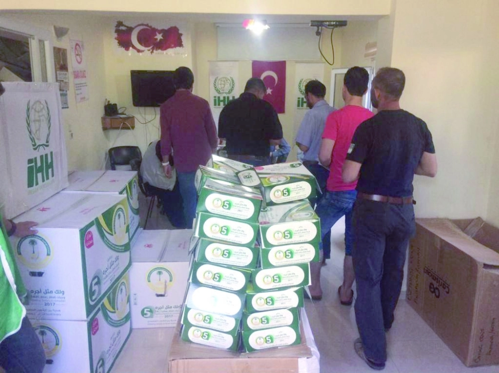 سوريون يتسلمون مساعدات سعودية (واس)