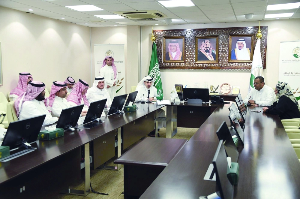 فريق مركز الملك سلمان خلال توقيع المشروع بالرياض أمس (واس)