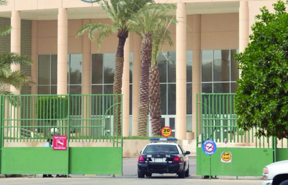 الدوريات الأمنية على بوابة دخول المدرسة بعد الحادث                     (مكة)