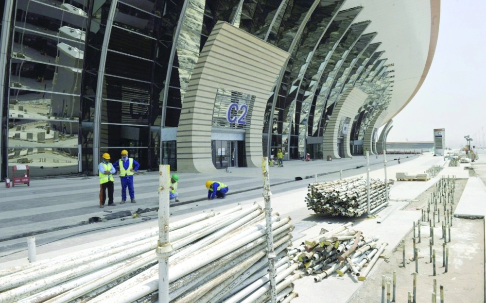 إحدى بوابات المطار    