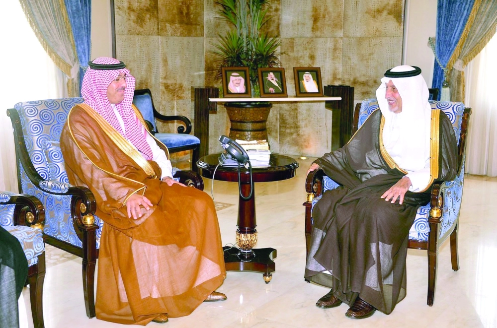  خالد الفيصل مستقبلا عواد العواد                                                        (واس)