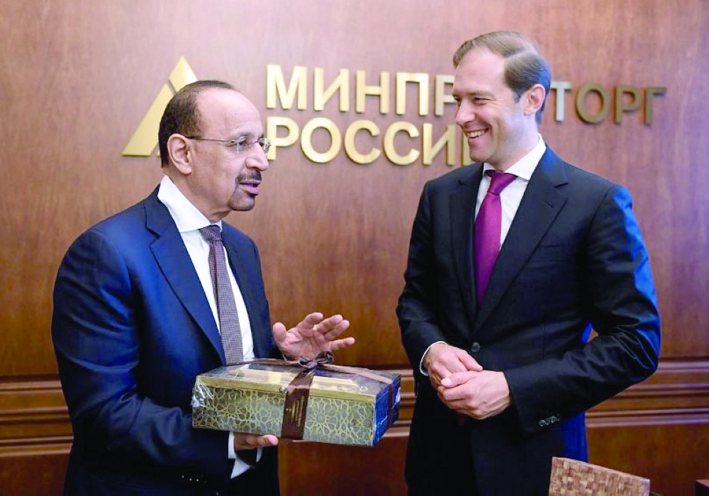 وزير الطاقة في حديث مع أحد المسؤولين الروس