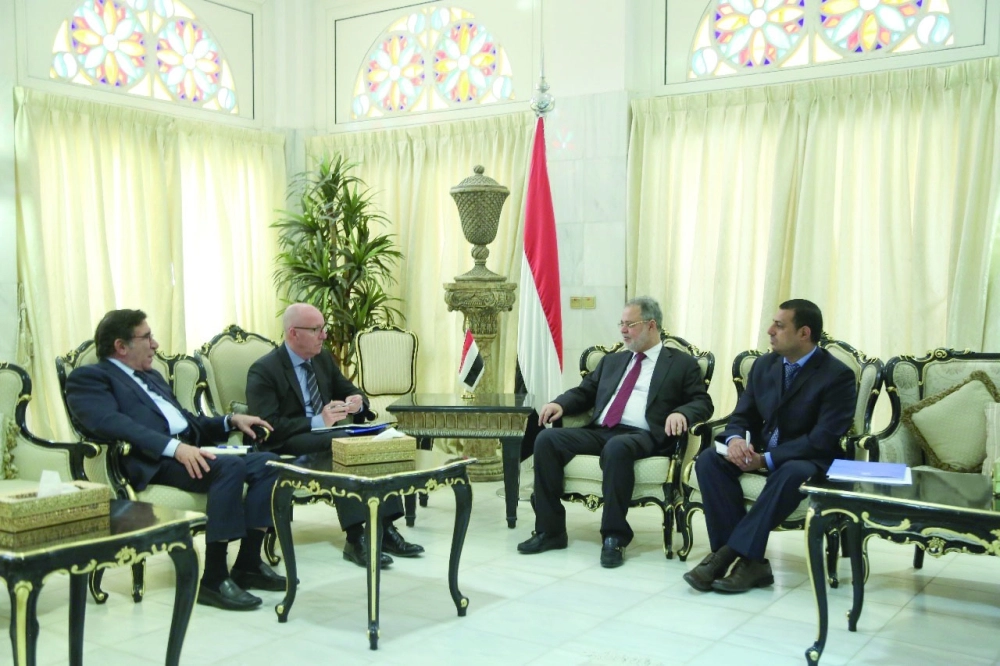 عبدالملك المخلافي أثناء لقائه مسؤولين إنسانيين أمس                               (سبأ نت)