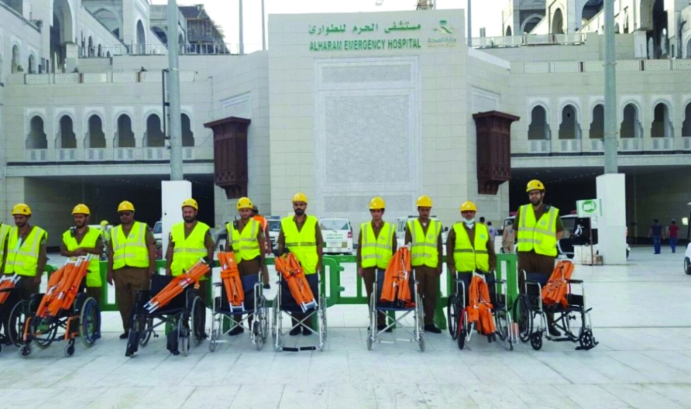 أفراد الدفاع المدني أمام مستشفى الحرم للطوارئ        (واس)