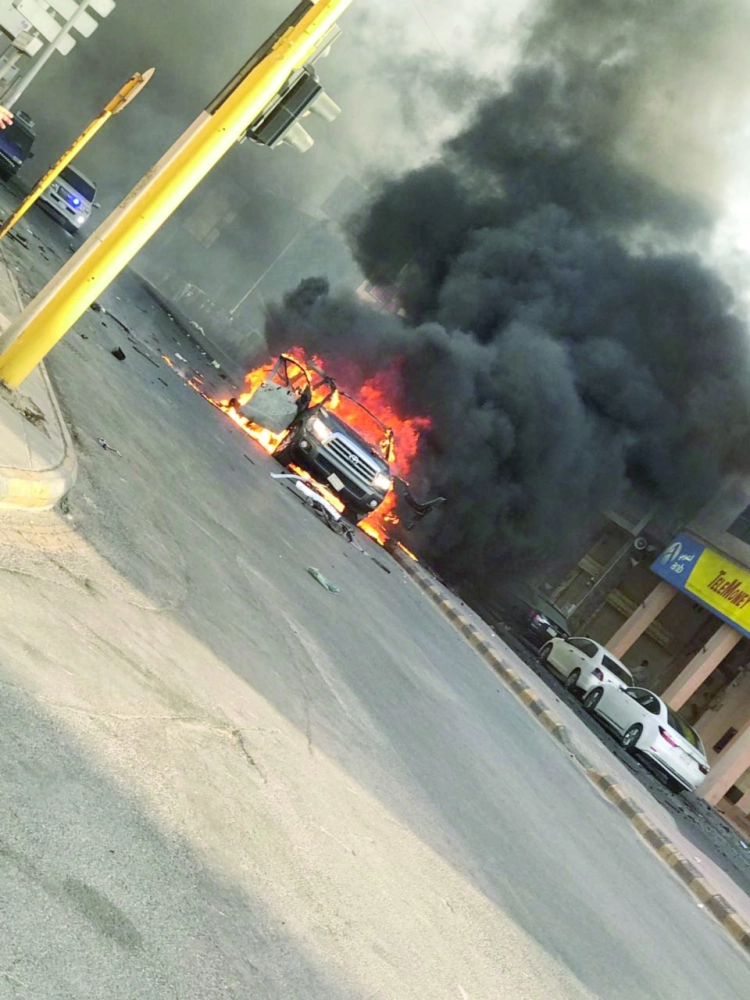 صورتان متداولتان لاحتراق المركبة وتعامل رجال الدفاع المدني مع الحادث                                                                                                              (مكة)