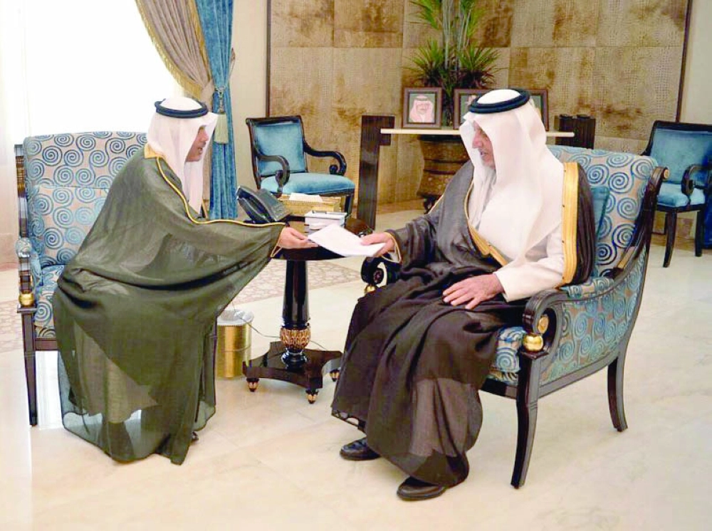 خالد الفيصل يتسلم التقرير من عبدالمعين الشيخ                  (مكة)