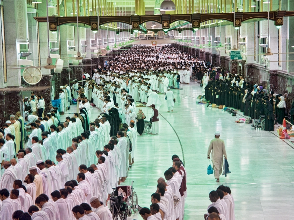 معتمرون يؤدون صلاة المغرب أمس في المسعى (أنس الحارثي)