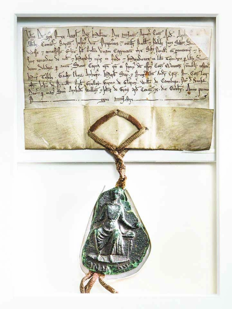 ختم يعود للملك هنري الثامن على وثيقة محكمة