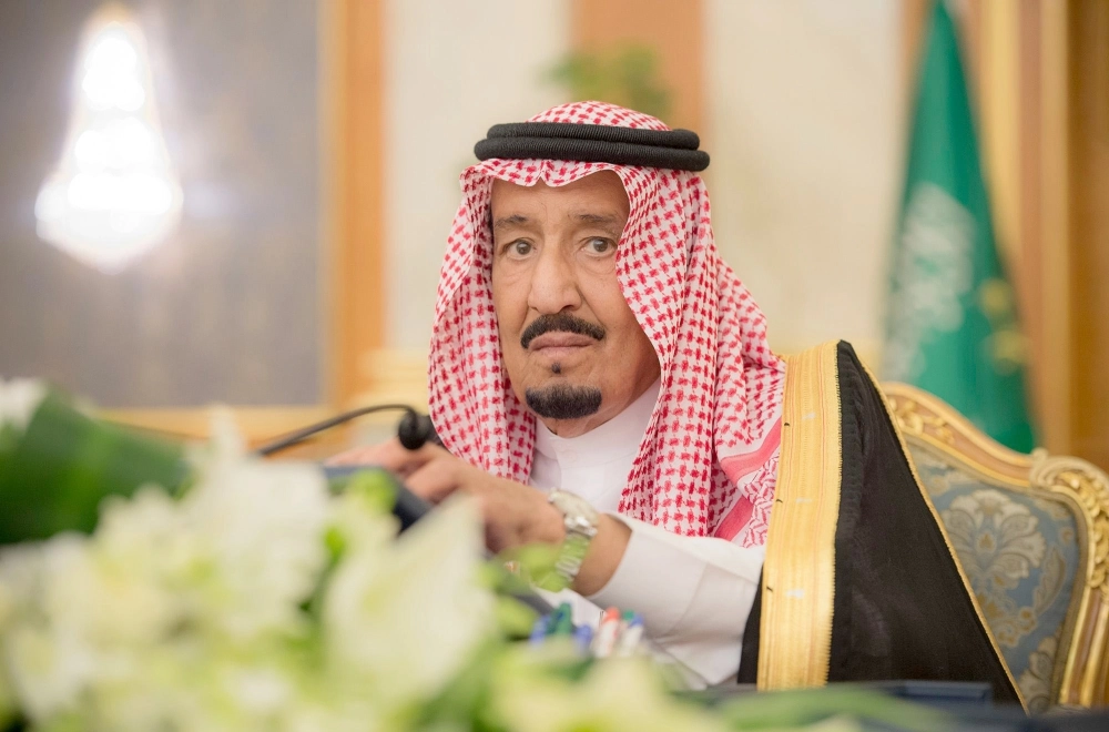 الملك سلمان مترئسا جلسة مجلس الوزراء أمس