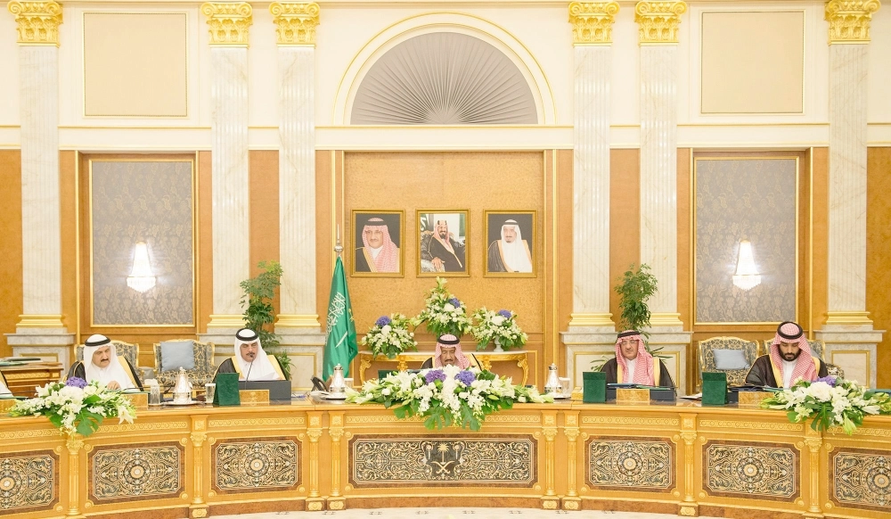 خادم الحرمين الشريفين خلال ترؤسه جلسة مجلس الوزراء في قصر السلام بجدة (واس)