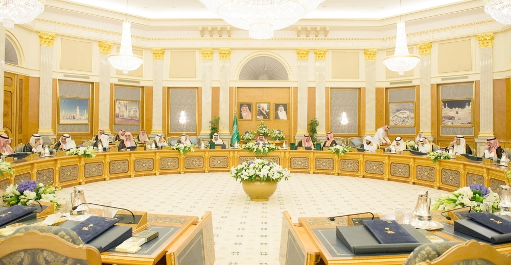 خادم الحرمين الشريفين خلال ترؤسه جلسة مجلس الوزراء في قصر السلام بجدة (واس)