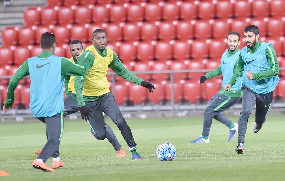 عبدالمجيد الرويلي وعمر هوساوي وسالم الدوسري (يسار) في سباق نحو الكرة                      (مكة)