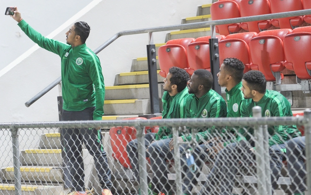 سالم الدوسري يلتقط صورة سيلفي مع زملائه في المدرجات  (مكة)