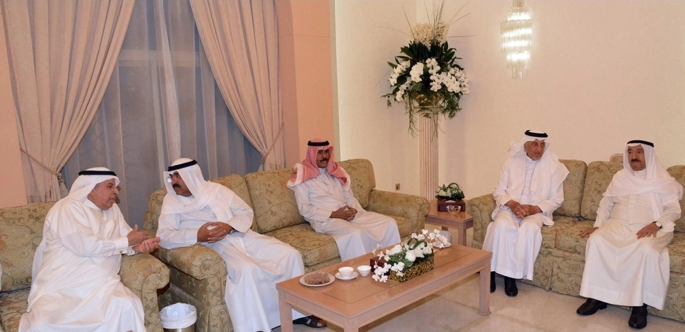 الشيخ صباح الأحمد لدى استقباله خالد الفيصل (واس)