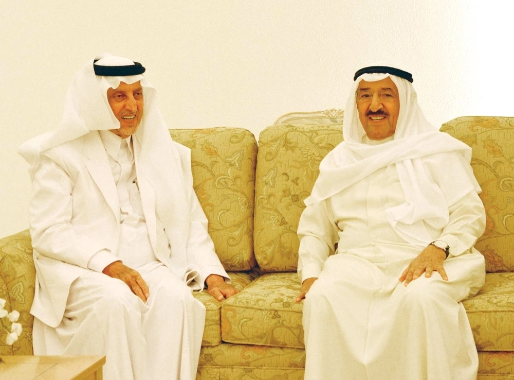 الشيخ صباح الأحمد لدى استقباله خالد الفيصل (واس)