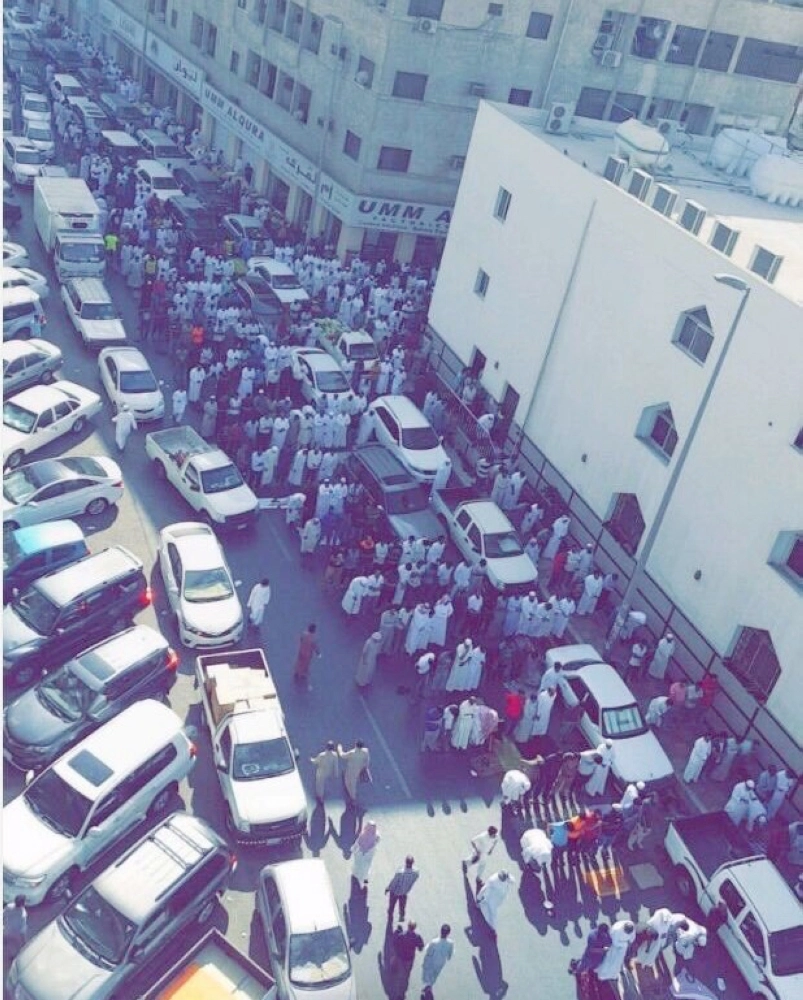 جموع تؤدي الصلاة على الفقيد باعشن       (مكة)