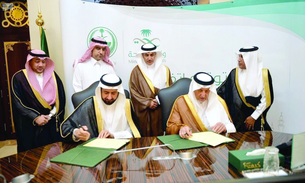 خالد الفيصل وتوفيق الربيعة خلال التوقيع 