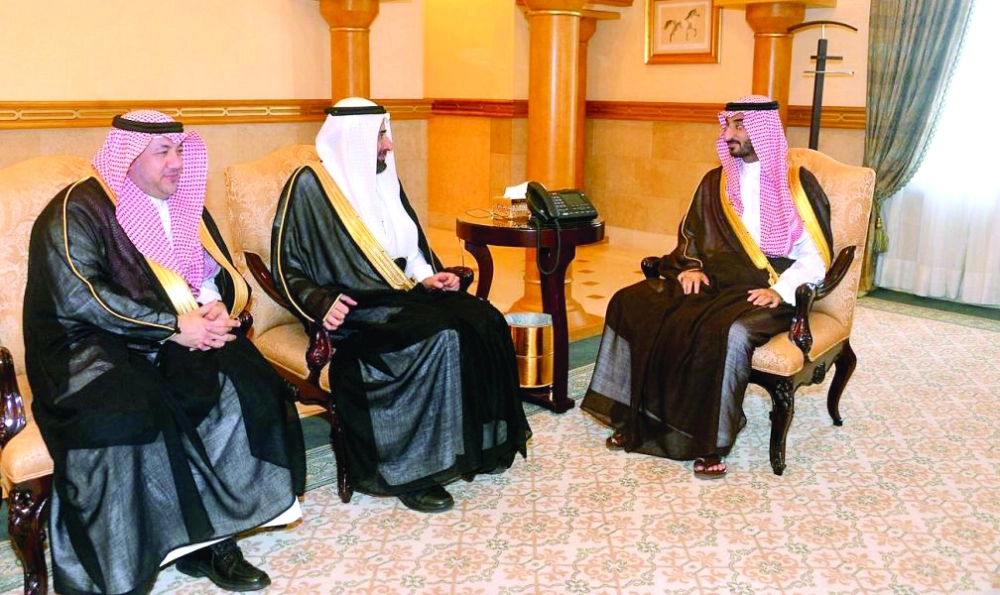 عبدالله بن بندر وتوفيق الربيعة خلال الاستقبال                            (واس)