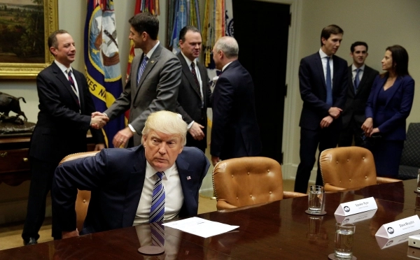ترمب خلال لقاء بالبيت الأبيض مع الجمهوريين بالكونجرس (رويترز) 