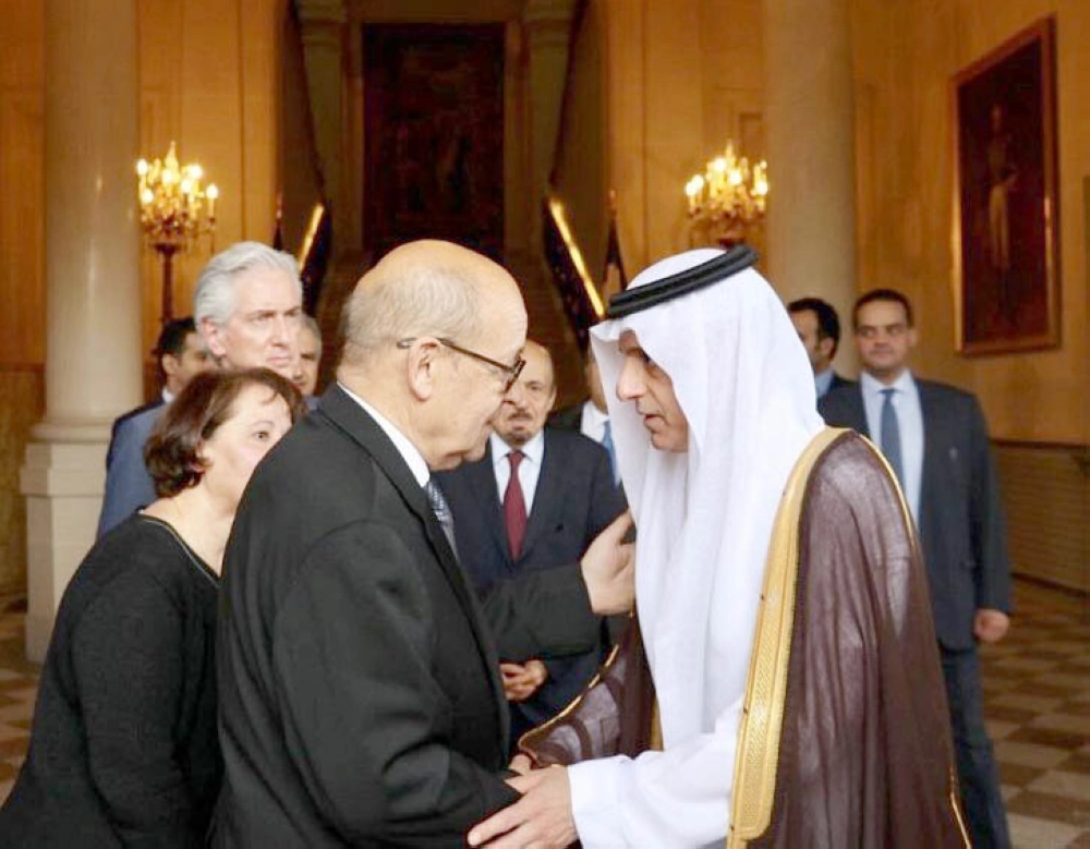 الجبير يصافح نظيره الفرنسي في باريس أمس (واس)