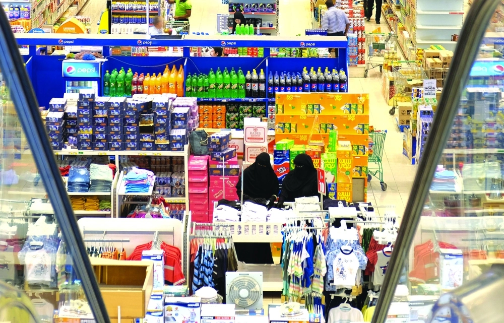 متسوقون في أحد المراكز التجارية بالدوحة أمس                                                                 (إ ب أ)