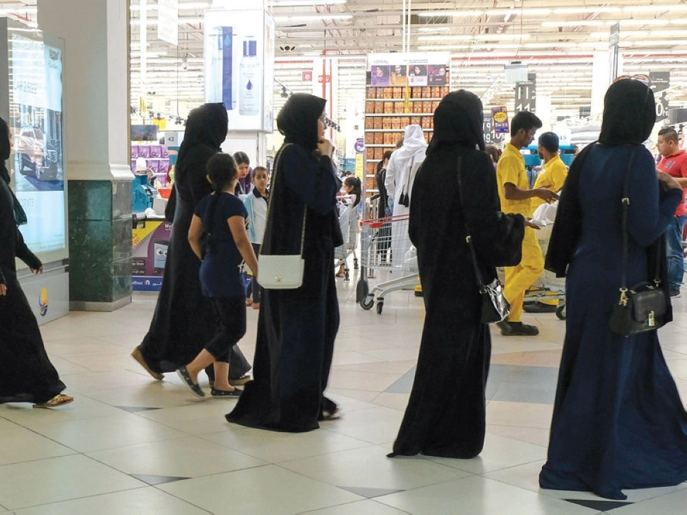 نساء يتجولن داخل سوبر ماركت لشراء مواد غذائية في الدوحة أمس (أب أ)