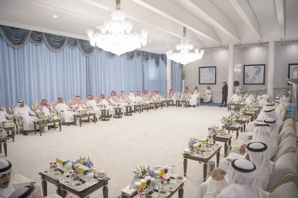 من استقبال خادم الحرمين لأمير الكويت والوفد المرافق له   