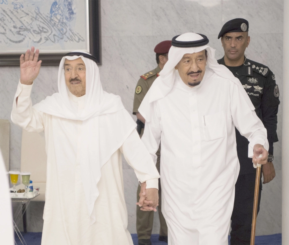 الملك سلمان خلال استقباله الشيخ صباح الصباح                   (بندر الجلعود)