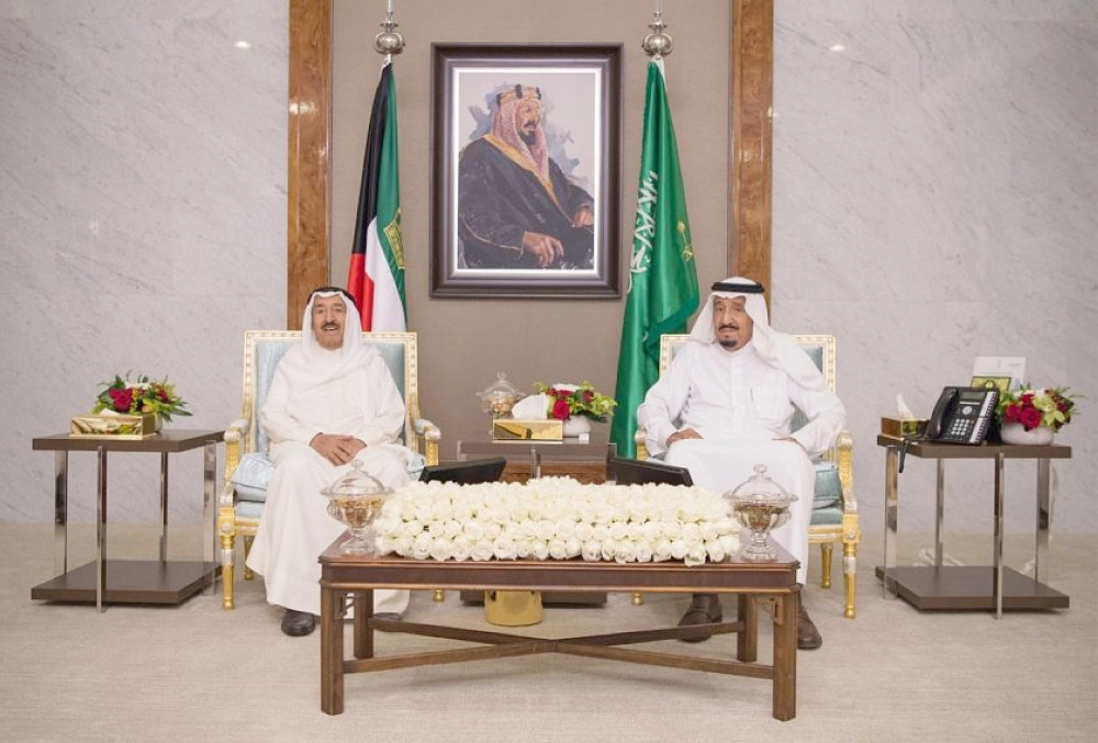 الملك سلمان والشيخ صباح الصباح خلال جلسة المباحثات  