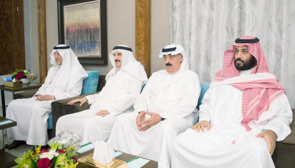 الأمراء خالد الفيصل ومنصور بن متعب ومتعب بن عبدالله ومحمد بن سلمان خلال جلسة المباحثات  