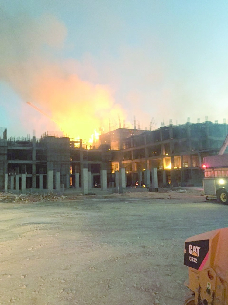 ألسنة اللهب تتصاعد من موقع الحريق (مكة)