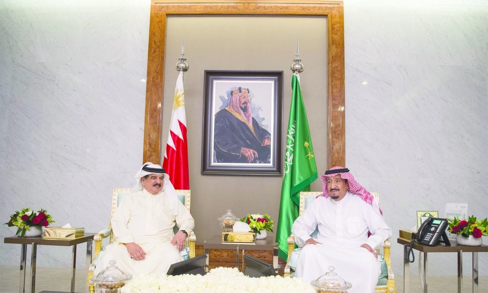 خادم الحرمين وملك البحرين خلال المباحثات 