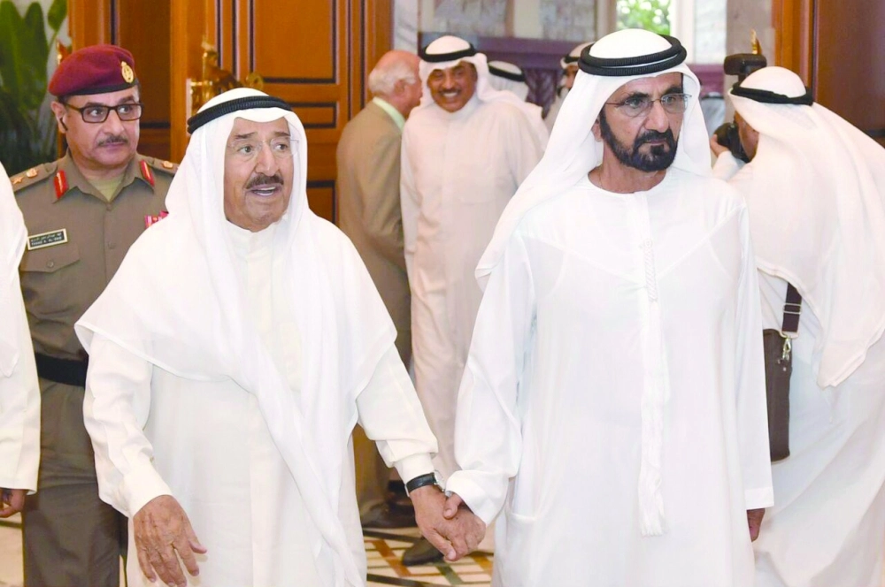 الشيخ صباح الأحمد والشيخ محمد بن راشد في دبي أمس (وام)