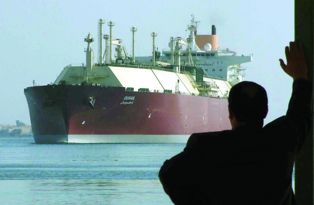 ناقلة غاز قطرية أثناء عبور قناة السويس في وقت سابق     (رويترز)