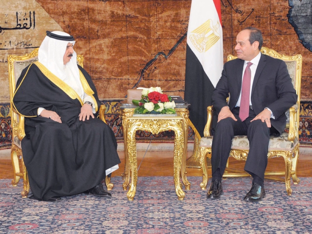 السيسي مستقبلا حمد آل خليفة بالقاهرة أمس (مكة)