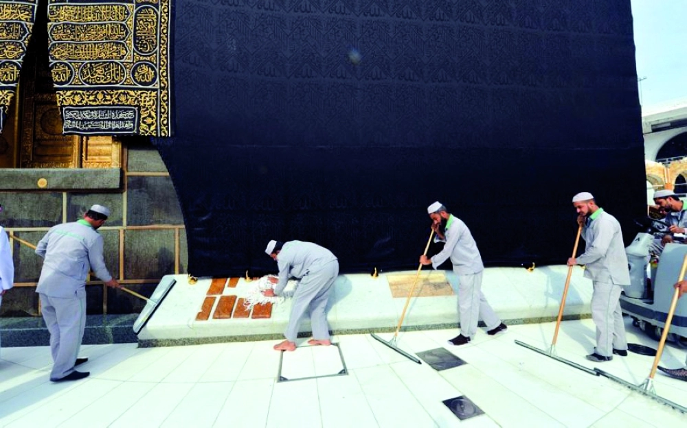 عمال النظافة يعملون على مدار الساعة                        (واس)