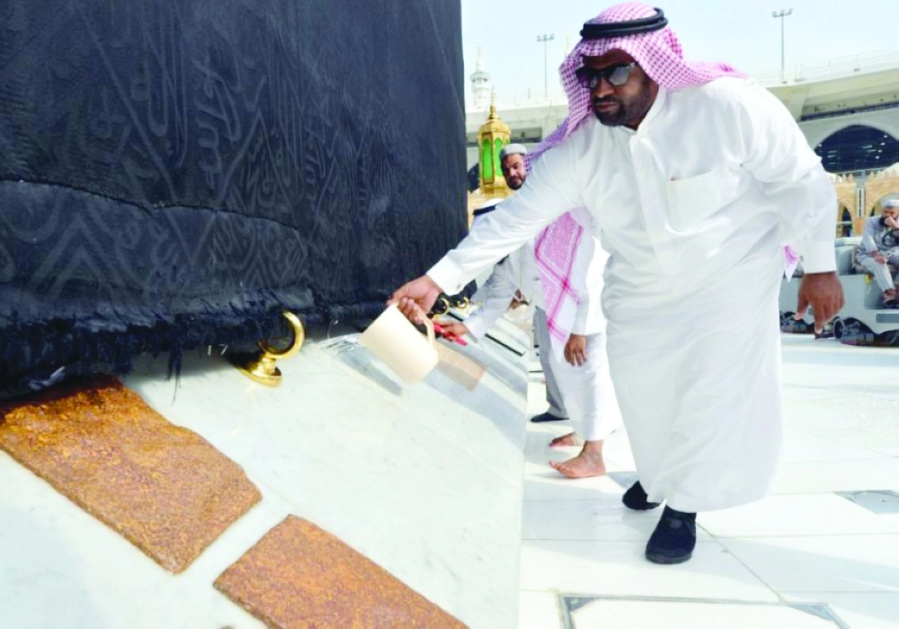 موظف الرئاسة خلال عمليات النظافة 