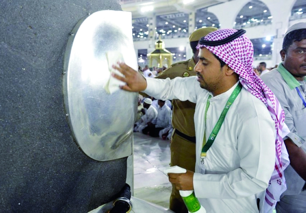 تنظيف وتعقيم الحجر الأسود