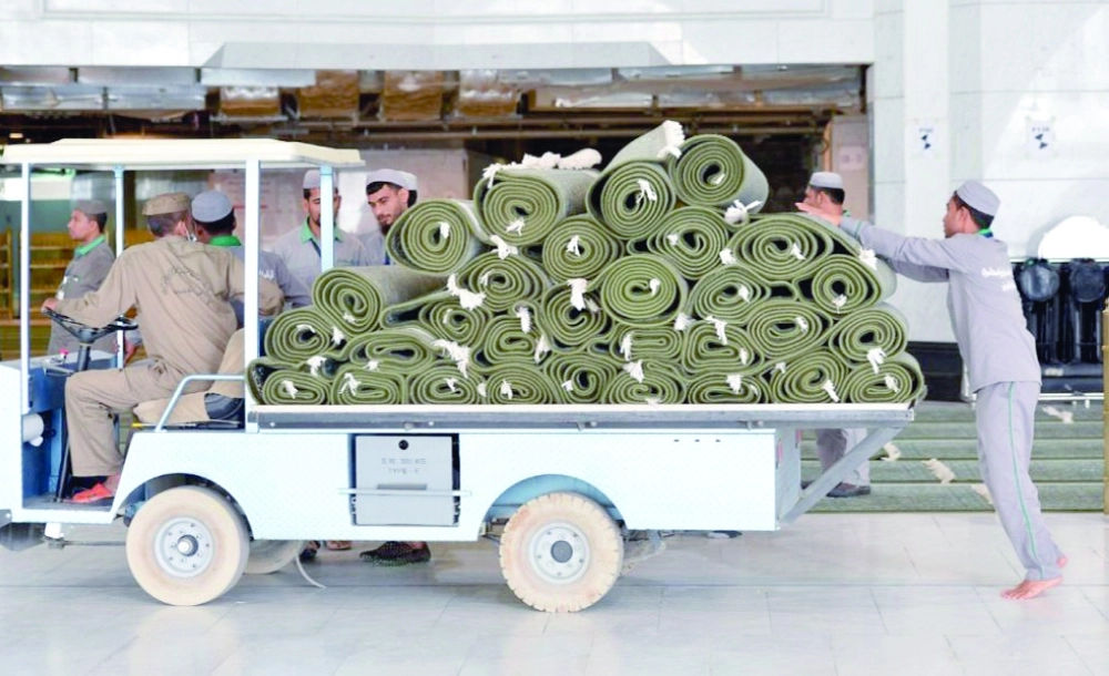 السجاد قبل فرشه في مواضعه