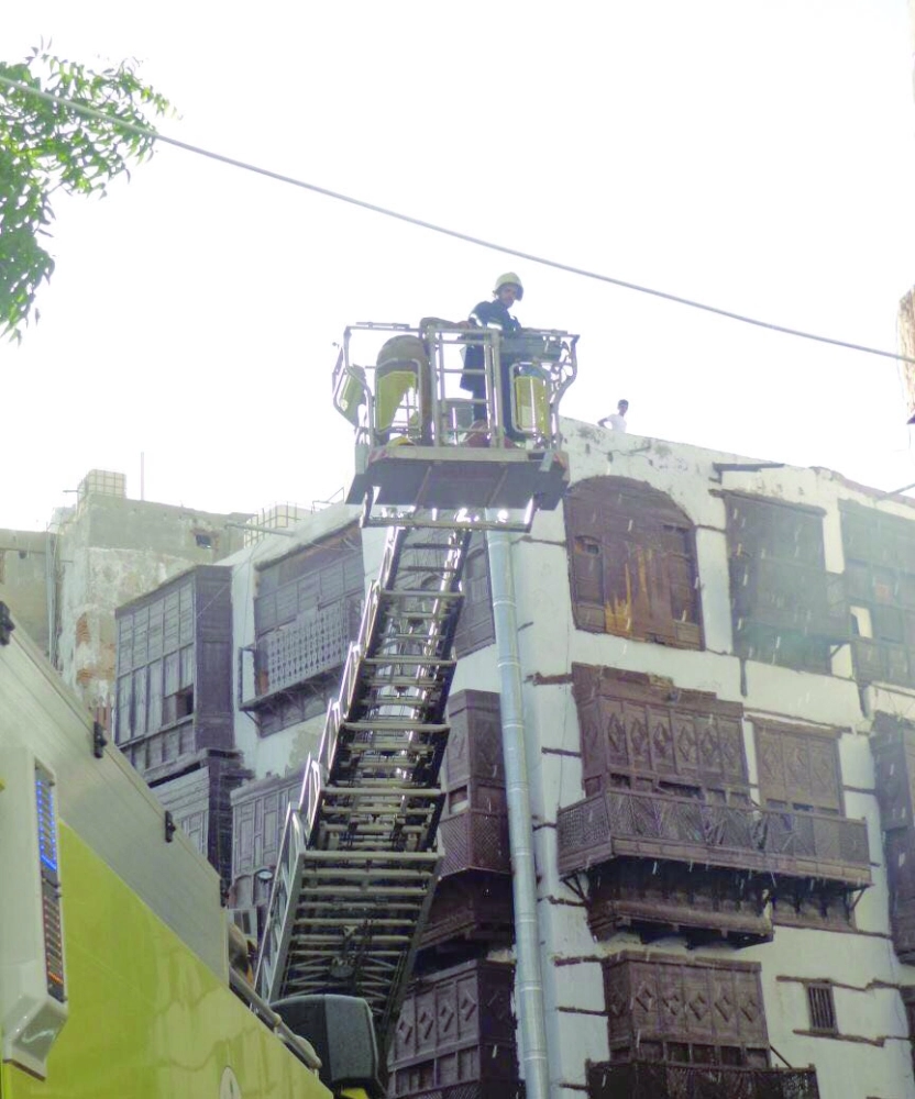 رجال الدفاع المدني ينقذون السكان (مكة)