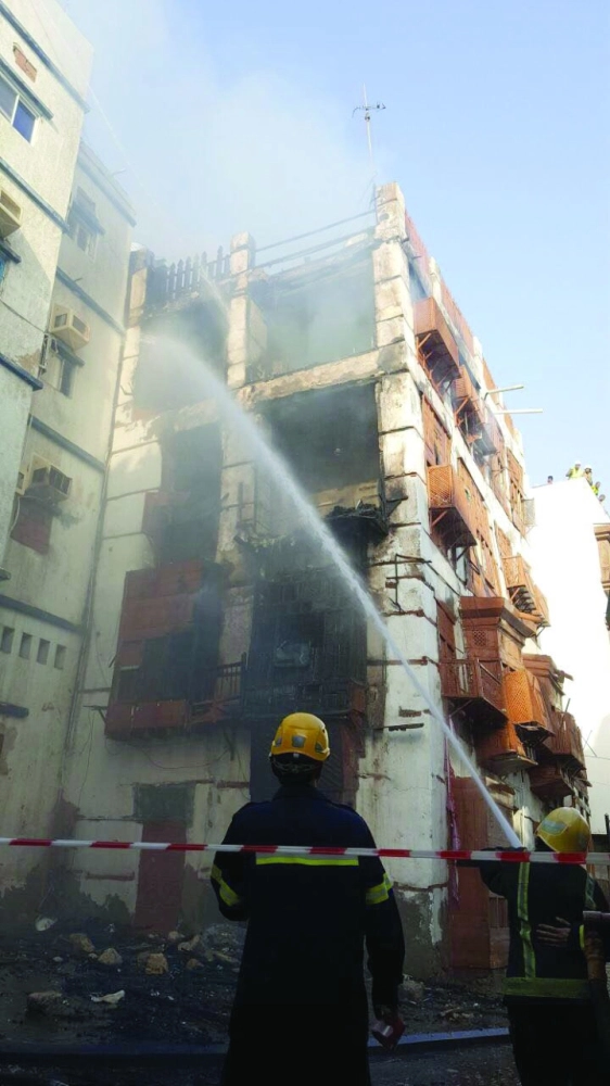 رجال الدفاع المدني يخمدون الحريق (مكة)