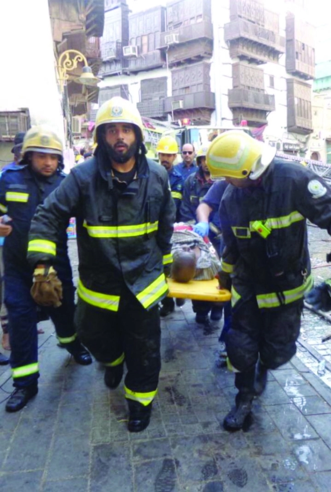 إنقاذ مصابين في الحريق (مكة)