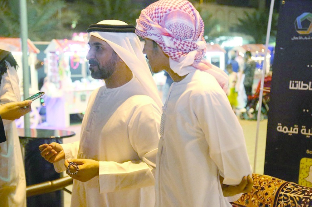 زوار إماراتيون لفوانيس الممشى ( محمد عبداللطيف)