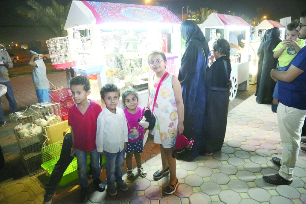 أطفال استهوتهم عربة بيع الطيور ( محمد عبداللطيف)