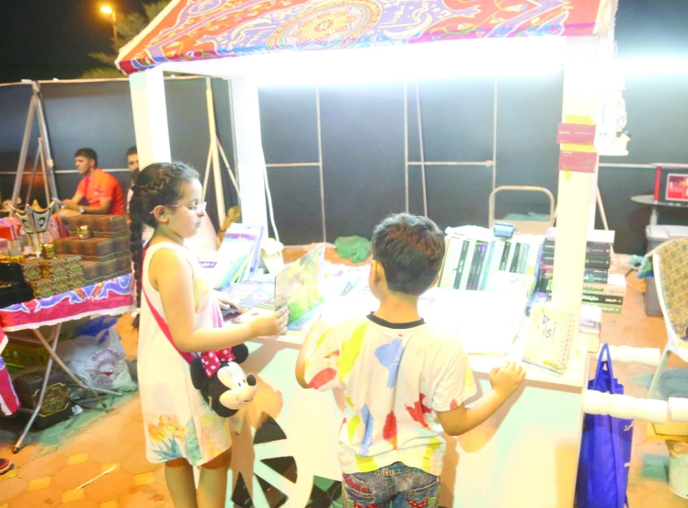 أطفال أمام عربة الكتب ( محمد عبداللطيف)