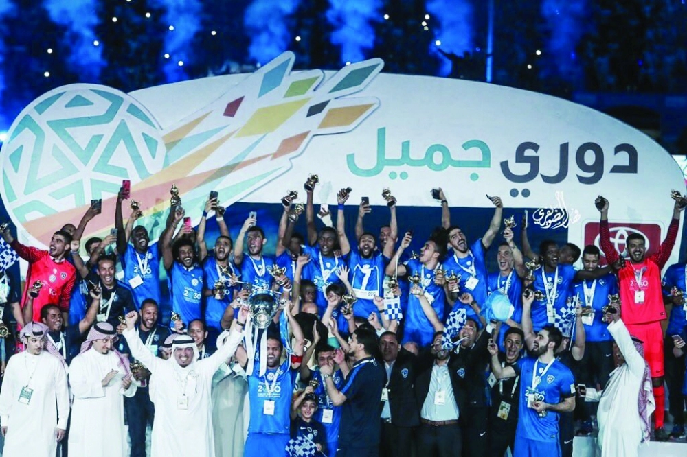 تتويج الهلال بدوري جميل الموسم الماضي                                                   (مكة)