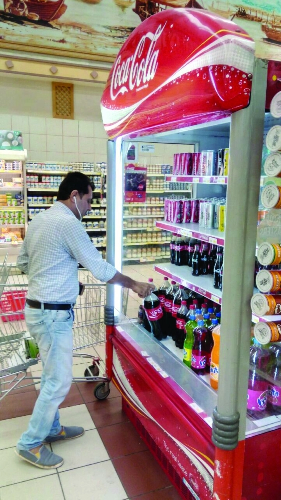 متسوق يشتري مشروبات غازية أمس (مكة)