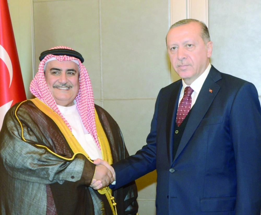 الرئيس التركي مصافحا وزير الخارجية البحريني                                            (بنا)