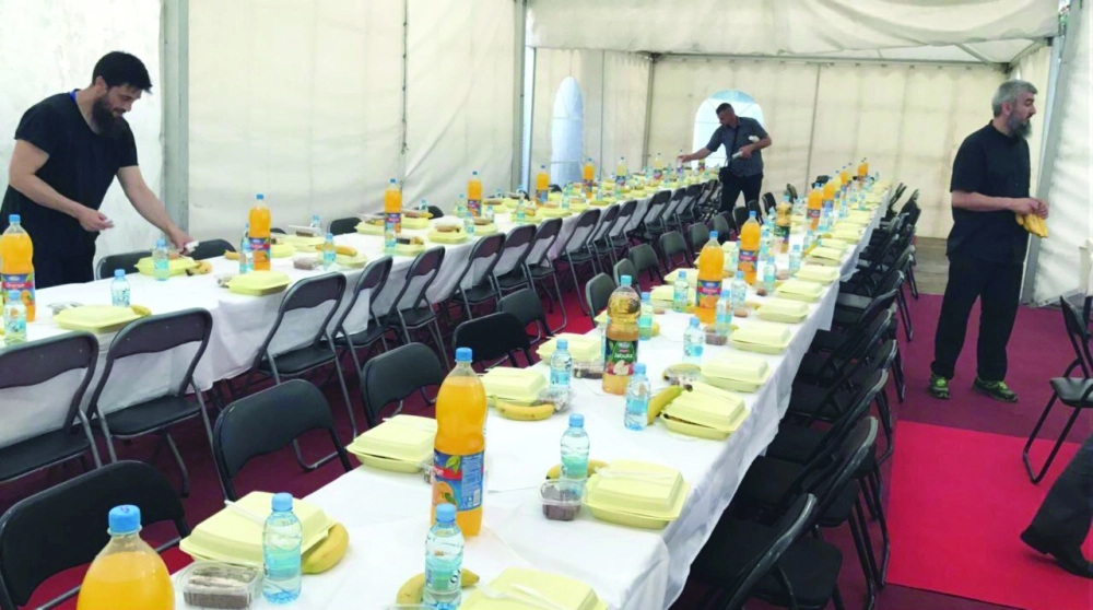 مائدة إفطار في مسجد الملك فهد بسراييفو